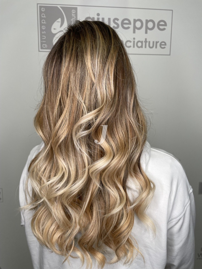 Foto di donna con capelli lunghi biondo chiarissimo dorato