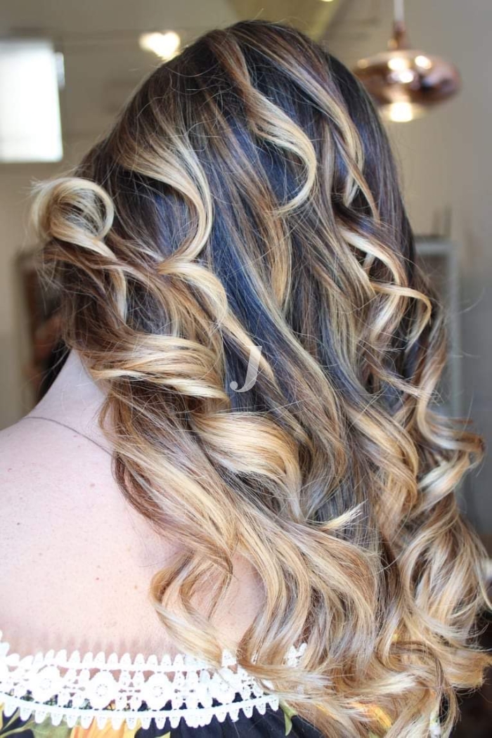 Foto di donna con capelli lunghi biondo chiarissimo dorato