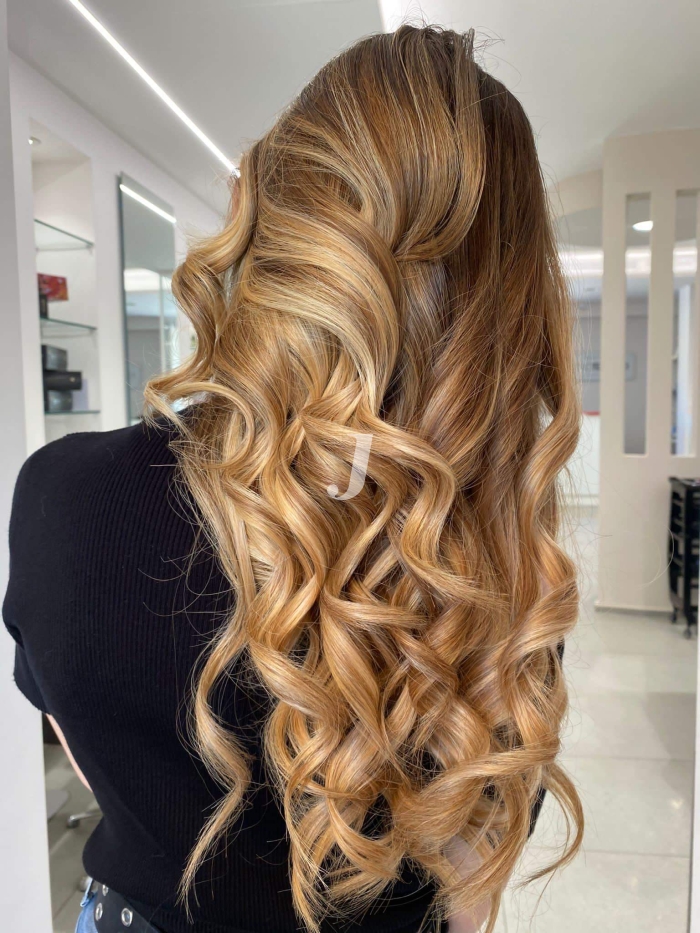 Foto di donna con capelli lunghi biondo chiarissimo dorato