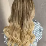 Foto di donna con capelli lunghi biondo chiarissimo dorato