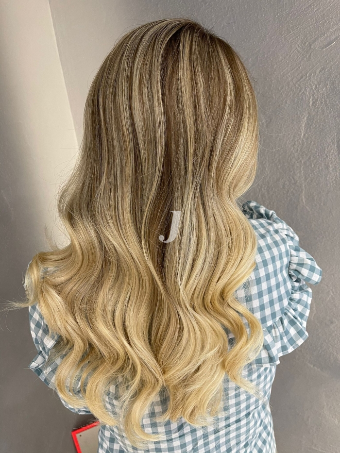 Foto di donna con capelli lunghi biondo chiarissimo dorato