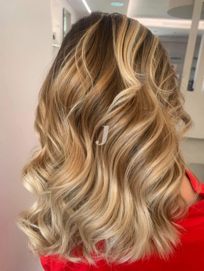 Foto di donna con capelli lunghi biondo chiarissimo dorato