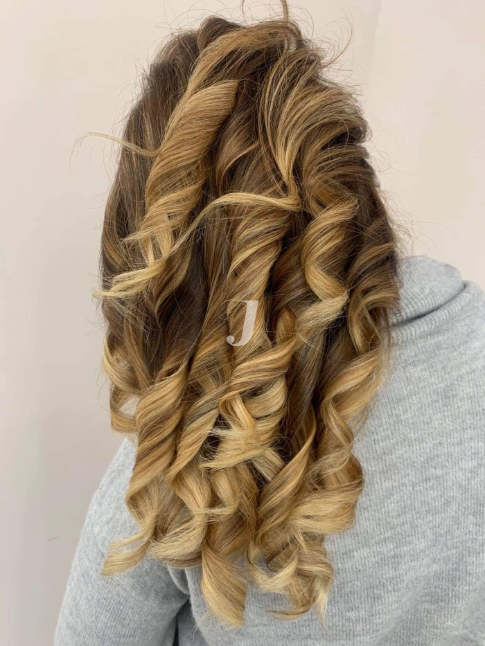 Foto di donna con capelli lunghi biondo chiarissimo dorato