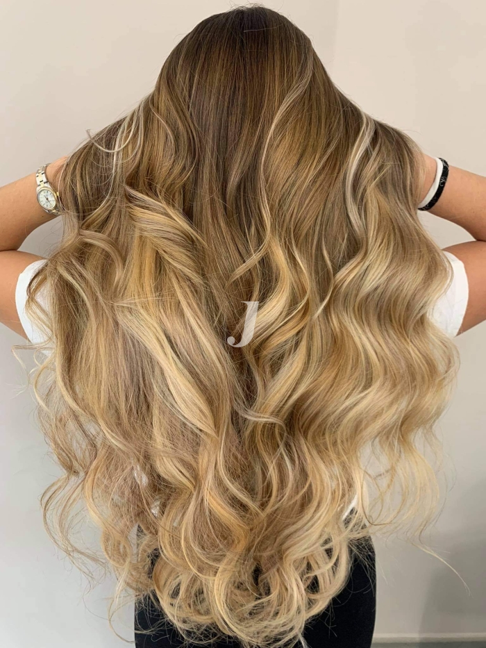 Foto di donna con capelli lunghi biondo chiarissimo dorato