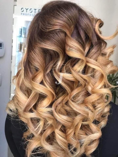 Foto di donna con capelli lunghi biondo chiarissimo dorato