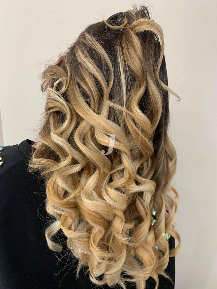 Foto di donna con capelli lunghi biondo chiarissimo dorato