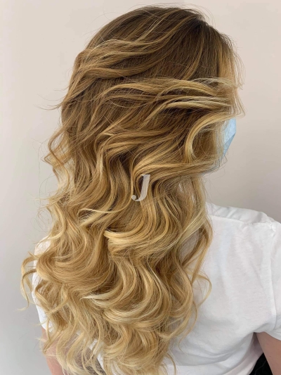 Foto di donna con capelli lunghi biondo chiarissimo dorato