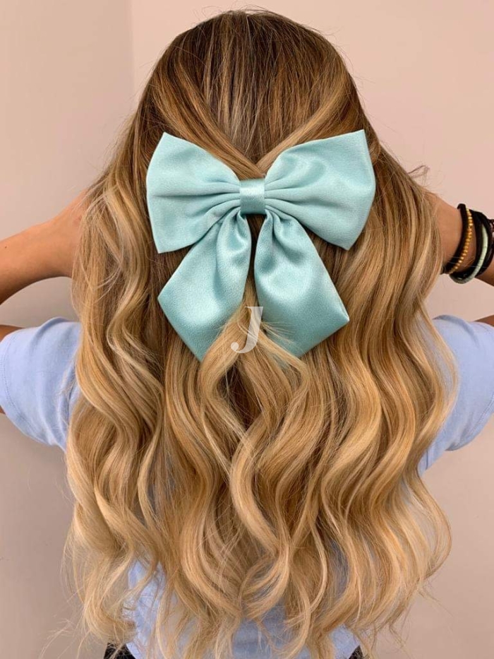 Foto di donna con capelli lunghi biondo chiarissimo dorato