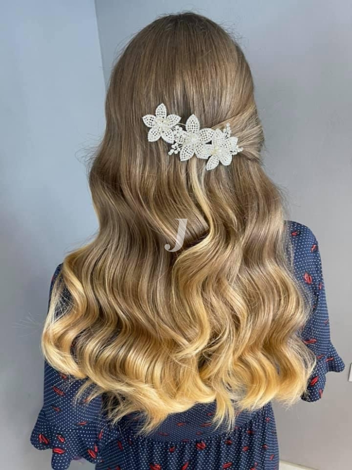 Foto di donna con capelli lunghi biondo chiarissimo dorato