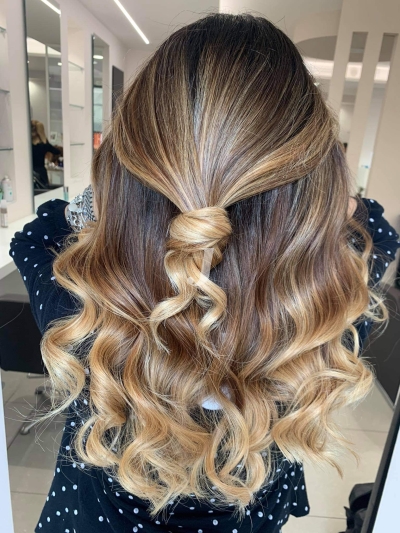 Foto di donna con capelli lunghi biondo chiarissimo dorato