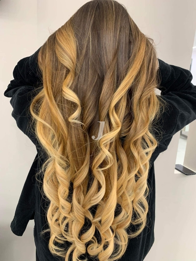 Foto di donna con capelli lunghi biondo chiarissimo dorato