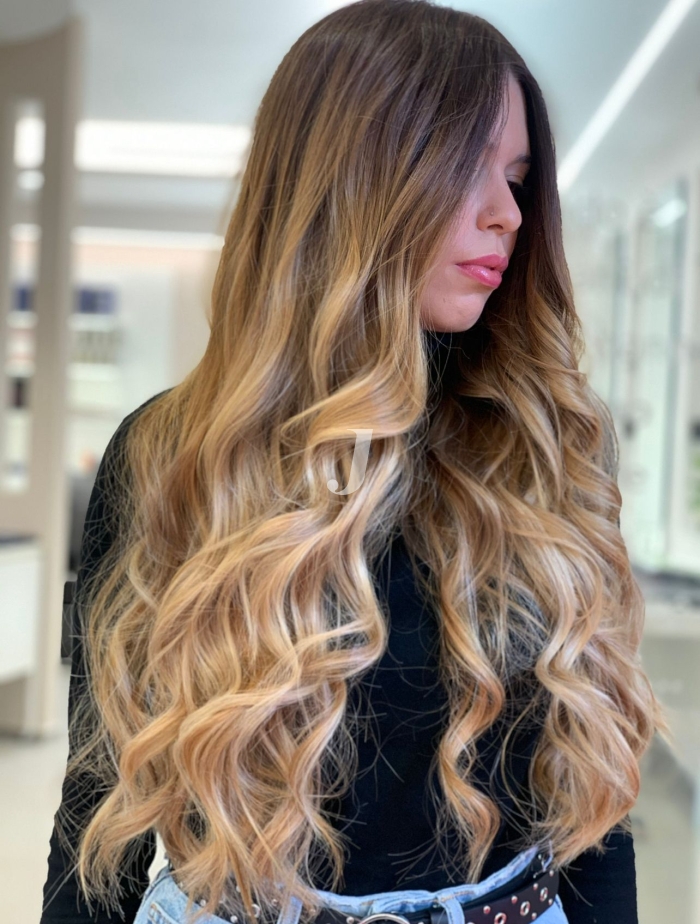 Foto di donna con capelli lunghi biondo chiarissimo dorato