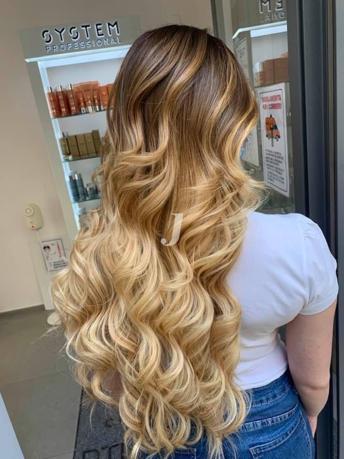 Foto di donna con capelli lunghi biondo chiarissimo dorato