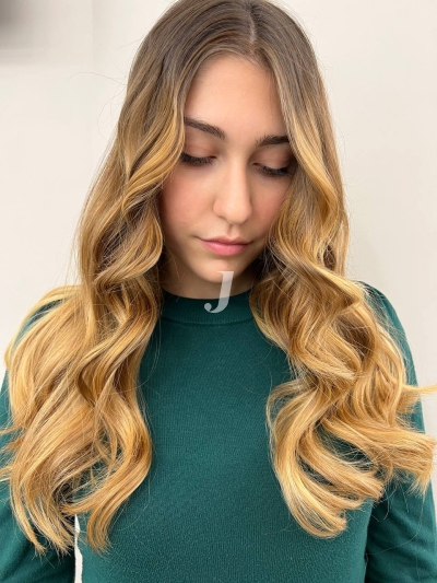 Foto di donna con capelli lunghi biondo chiarissimo dorato