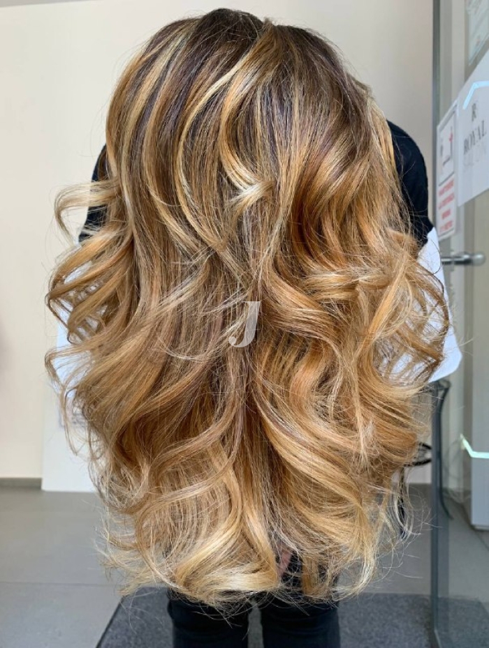 Foto di donna con capelli lunghi biondo chiarissimo dorato