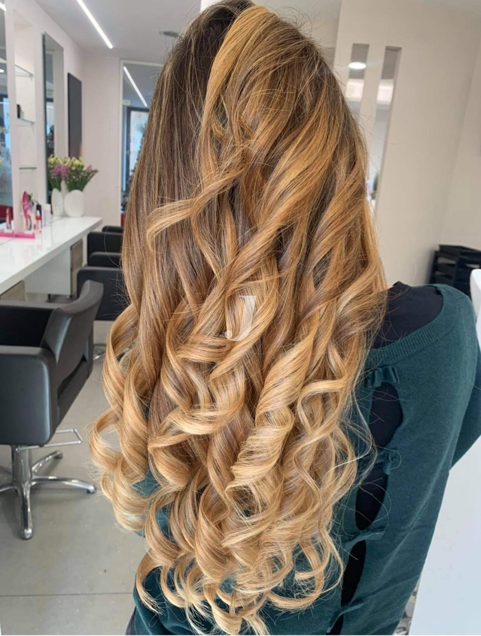 Foto di donna con capelli lunghi biondo chiarissimo dorato