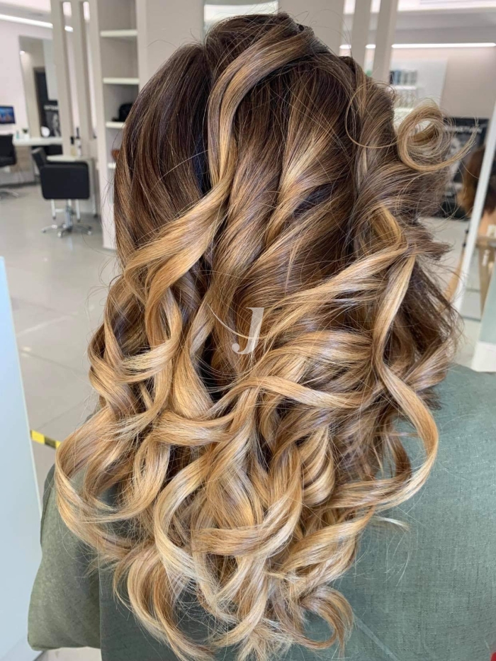 Foto di donna con capelli lunghi biondo chiarissimo dorato