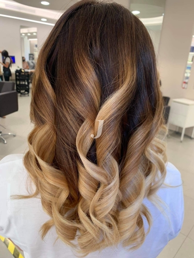 Foto di donna con capelli lunghi biondo chiarissimo dorato