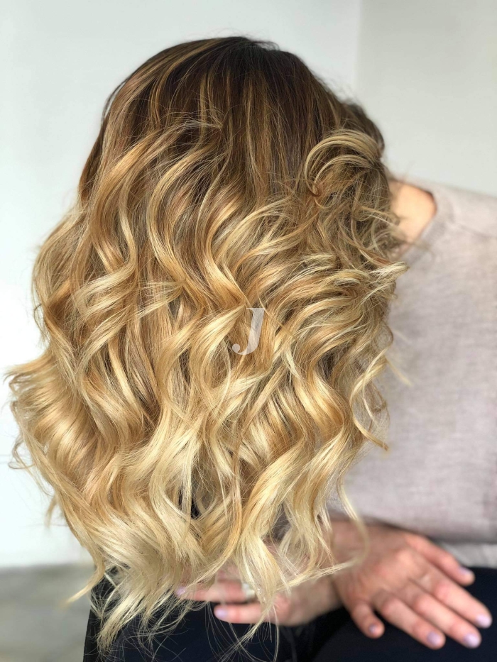 Foto di donna con capelli lunghi biondo chiarissimo dorato