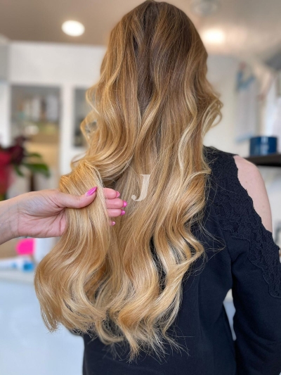 Foto di donna con capelli lunghi biondo chiarissimo dorato