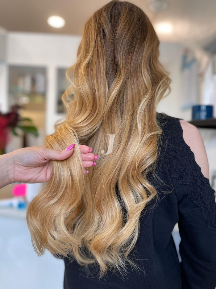 Foto di donna con capelli lunghi biondo chiarissimo dorato