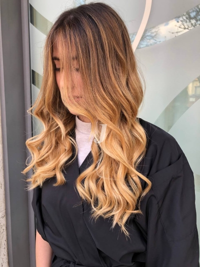 Foto di donna con capelli lunghi biondo chiarissimo dorato