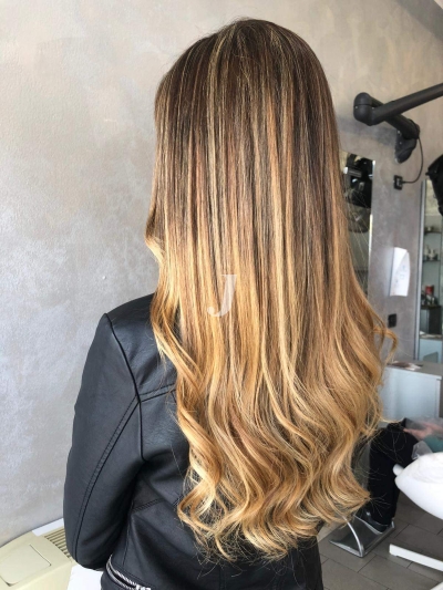Foto di donna con capelli lunghi biondo chiarissimo dorato