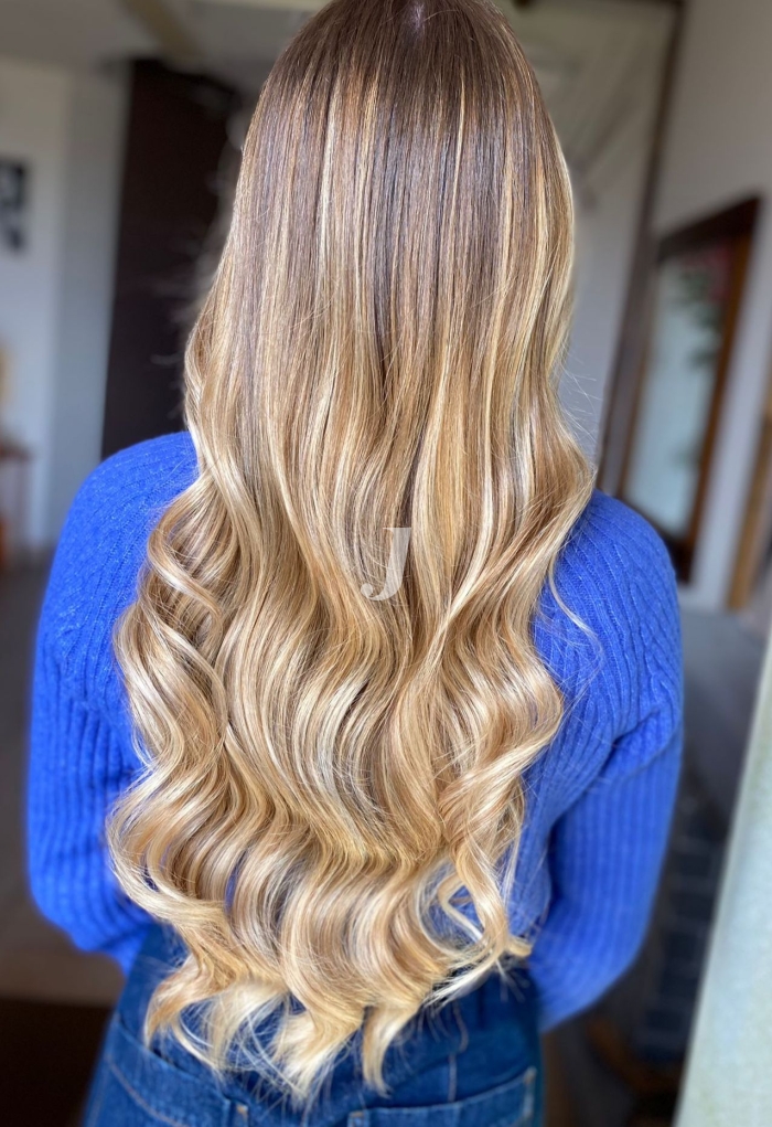 Foto di donna con capelli lunghi biondo chiarissimo dorato