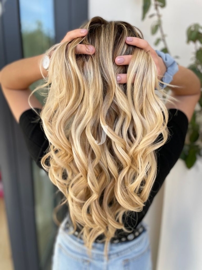 Foto di donna con capelli lunghi biondo chiarissimo dorato