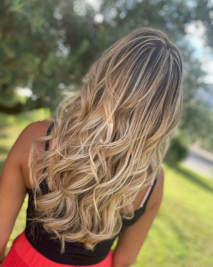 Foto di donna con capelli lunghi biondo chiarissimo dorato