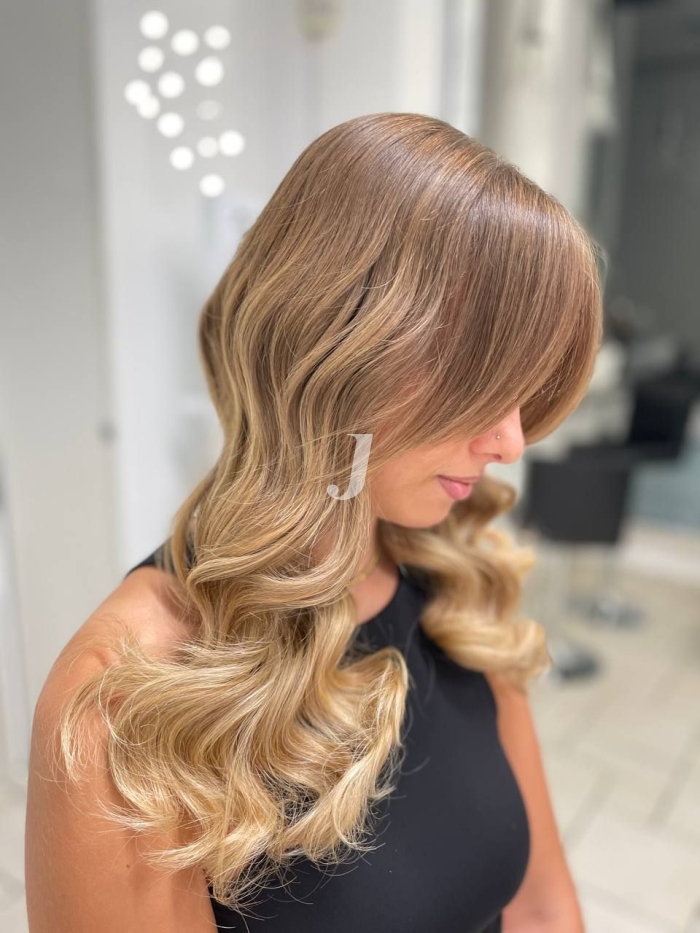 Foto di donna con capelli lunghi biondo chiarissimo dorato