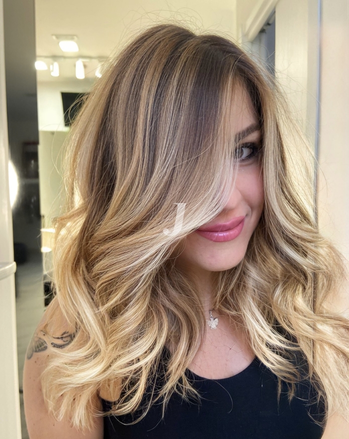 Foto di donna con capelli lunghi biondo chiarissimo dorato