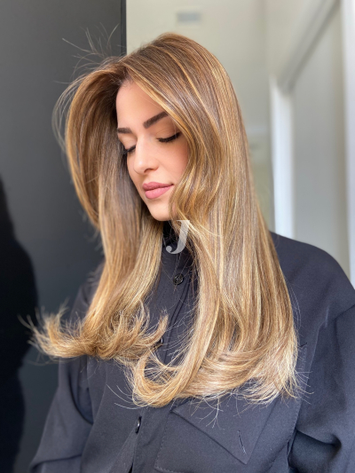 Foto di donna con capelli lunghi biondo chiarissimo dorato