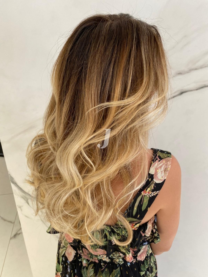 Foto di donna con capelli lunghi biondo chiarissimo dorato