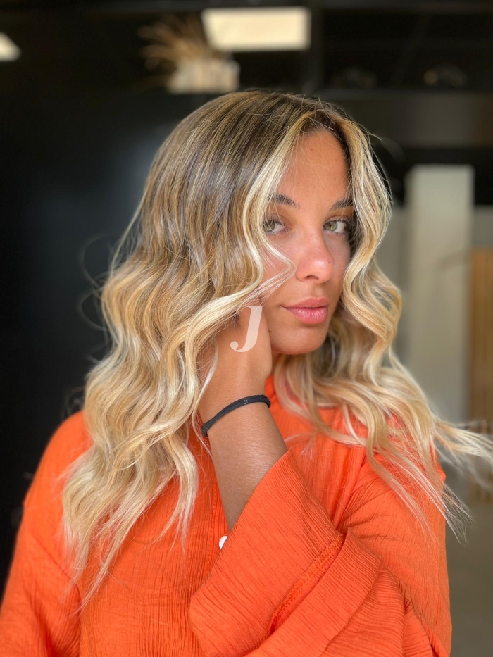 Foto di donna con capelli lunghi biondo chiarissimo dorato