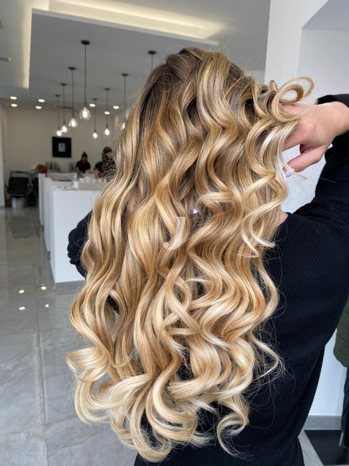 Foto di donna con capelli lunghi biondo chiarissimo dorato