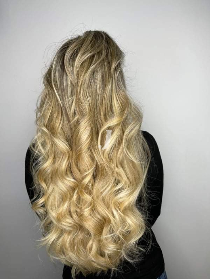 Foto di donna con capelli lunghi biondo chiarissimo dorato