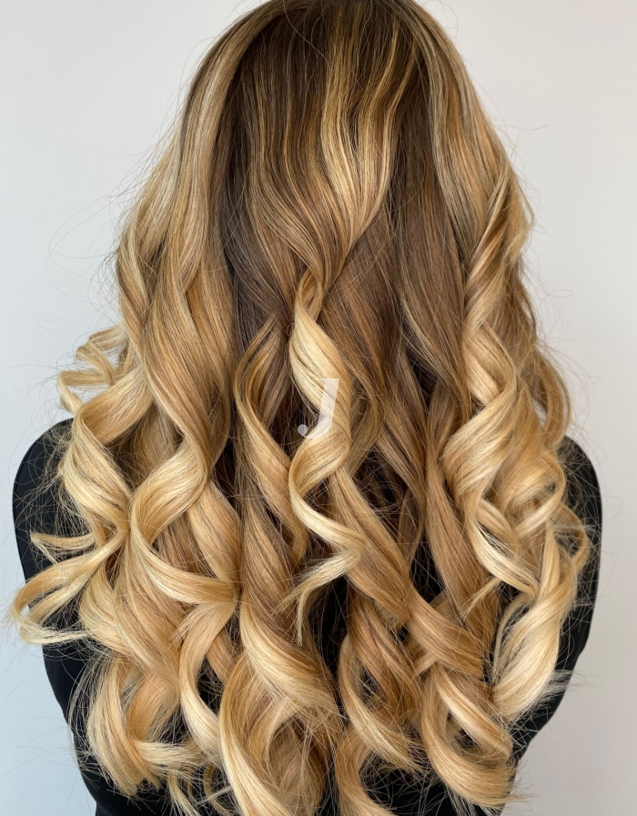 Foto di donna con capelli lunghi biondo chiarissimo dorato