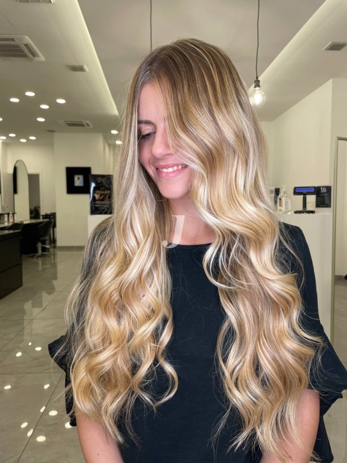 Foto di donna con capelli lunghi biondo chiarissimo dorato