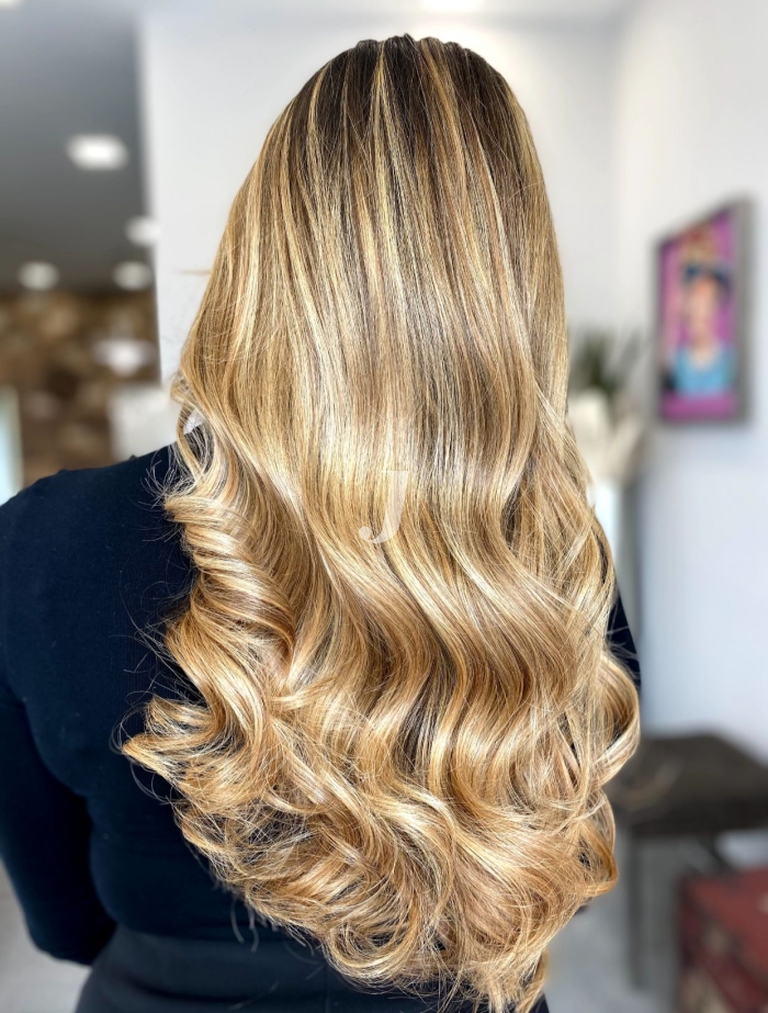 Foto di donna con capelli lunghi biondo chiarissimo dorato