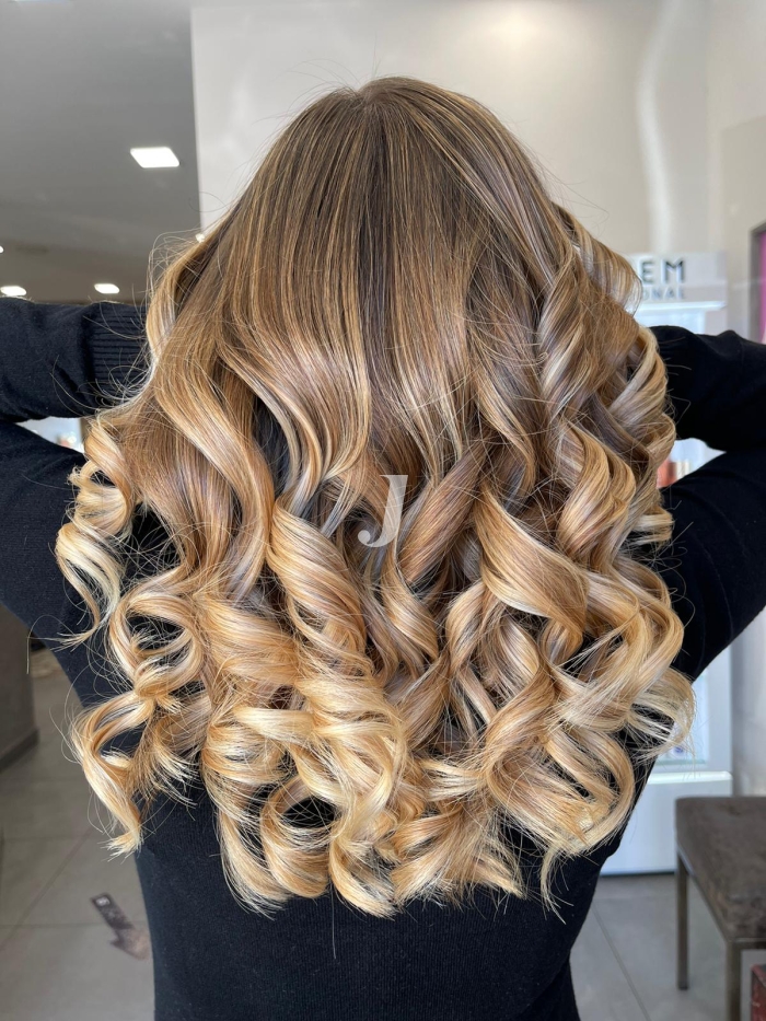 Foto di donna con capelli lunghi biondo chiarissimo dorato