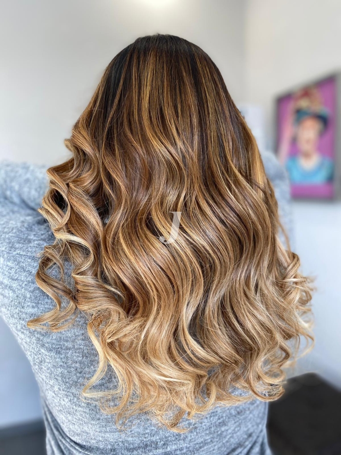 Foto di donna con capelli lunghi biondo chiarissimo dorato