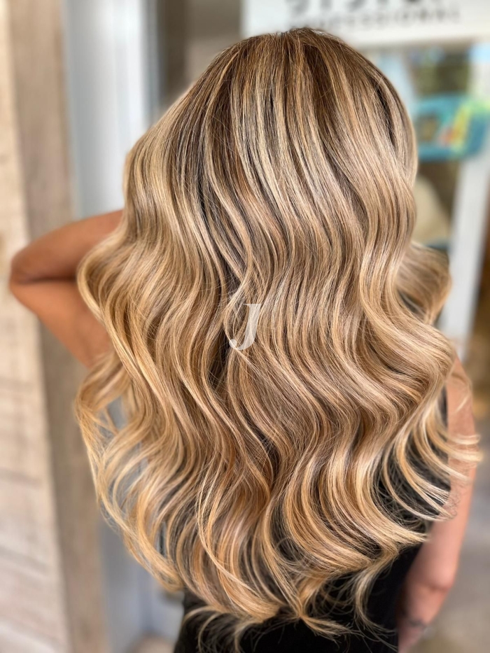 Foto di donna con capelli lunghi biondo chiarissimo dorato