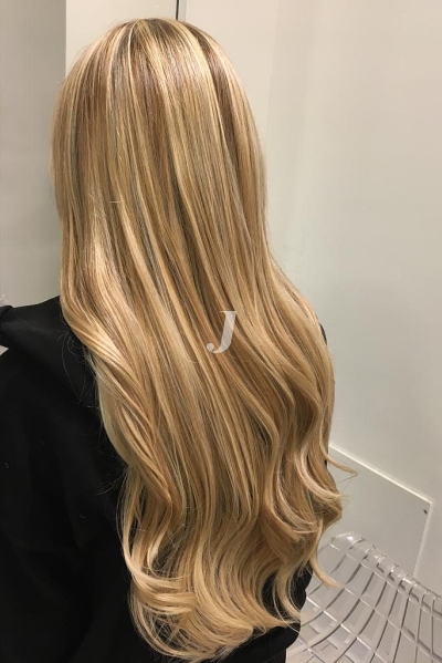 Foto di donna con capelli lunghi biondo chiarissimo dorato