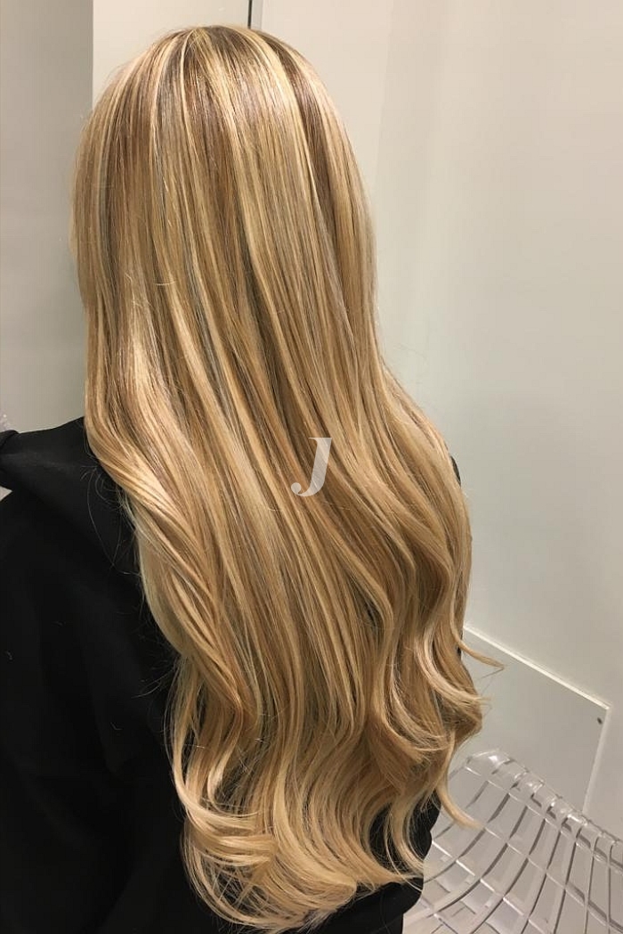 Foto di donna con capelli lunghi biondo chiarissimo dorato