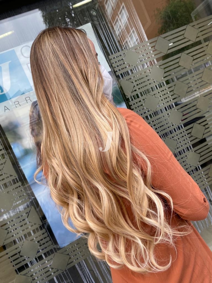 Foto di donna con capelli lunghi biondo chiarissimo dorato