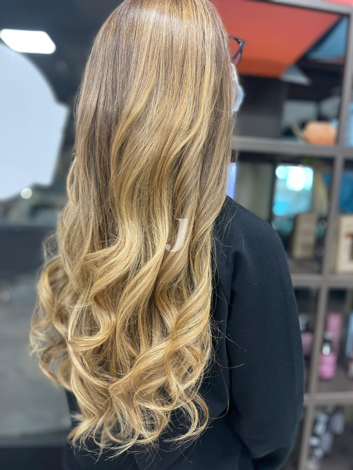 Foto di donna con capelli lunghi biondo chiarissimo dorato