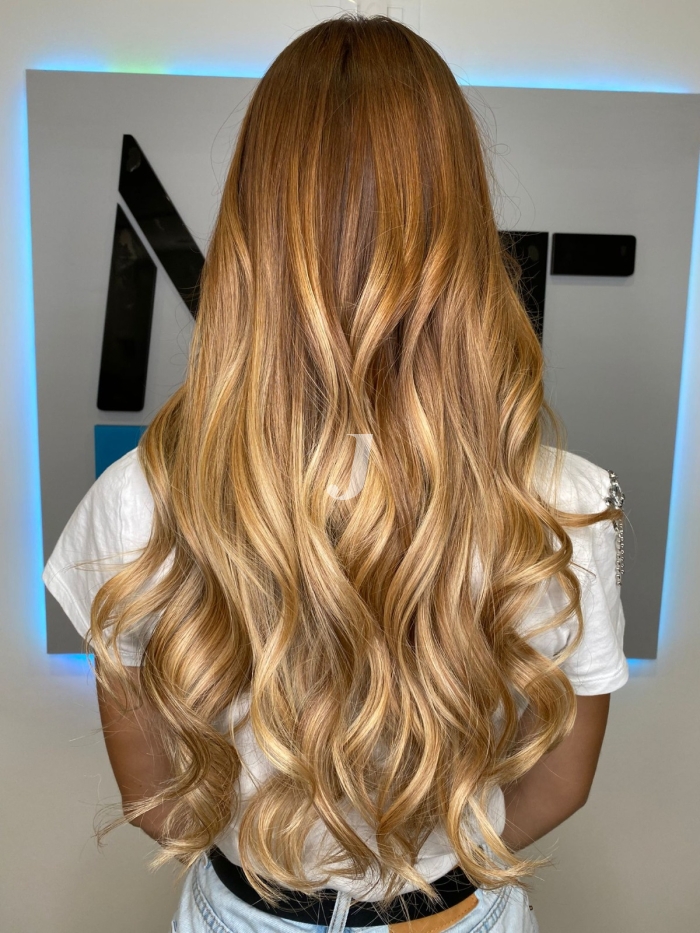 Foto di donna con capelli lunghi biondo chiarissimo dorato