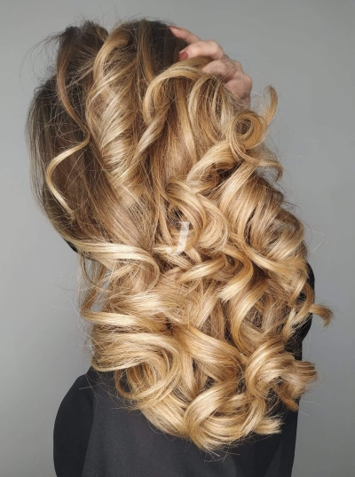 Foto di donna con capelli lunghi biondo chiarissimo dorato