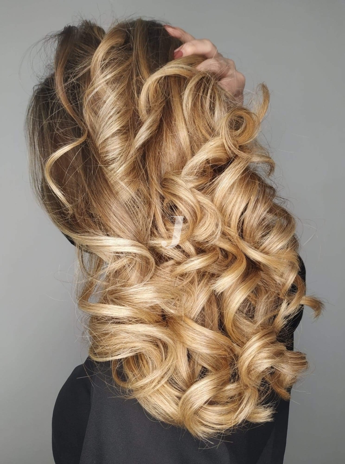 Foto di donna con capelli lunghi biondo chiarissimo dorato